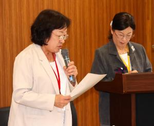 町長さんと語る女性3