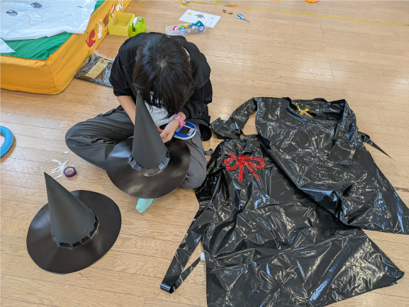 衣装を作る様子