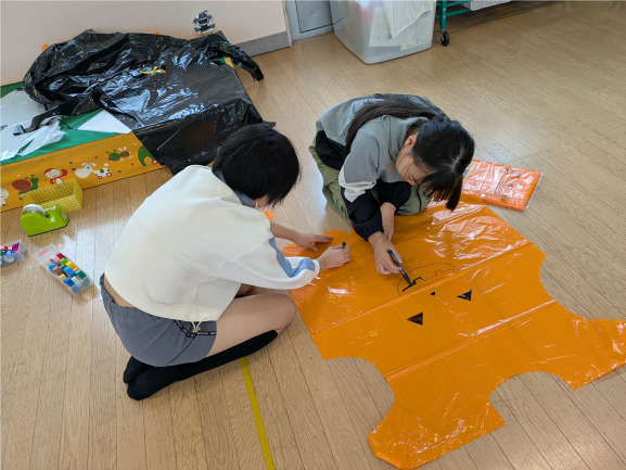 衣装を作る様子