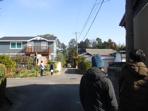 住宅地を見て回る制作者の方々の画像