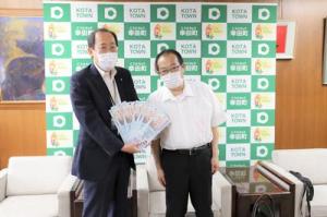 株式会社若松屋の代表取締役の佐野様と町長の写真
