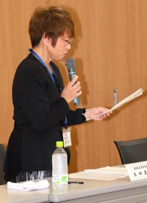 町長さんと語る女性1