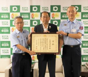 男性が3人並んでいる写真です。