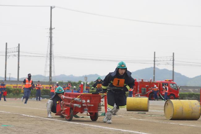 ポンプ車実戦操法の様子