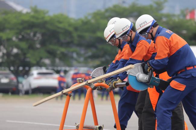 救助資機材取り扱い訓練の様子